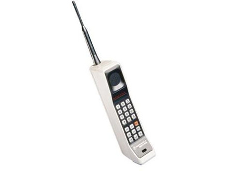 Un día como hoy pero de 1.983 (hace 28 años) se pusó en venta el primer teléfono móvil